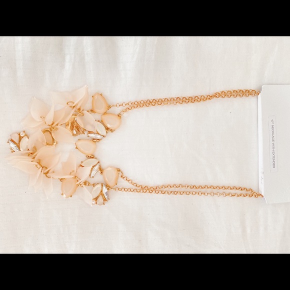 Blush pink statement piece women’s necklace - Picture 4 of 8